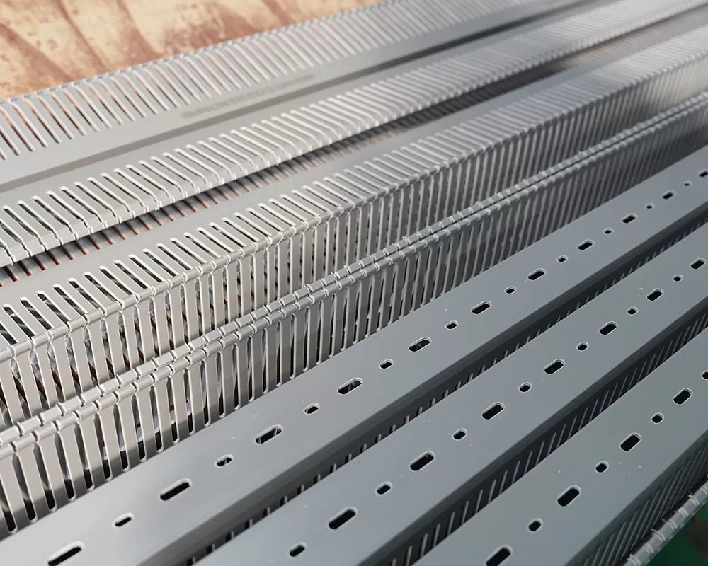 Care este intervalul de rezistență la temperatură a jgheabului de cablu din PVC ignifug din interiorul dulapului de distribuție?